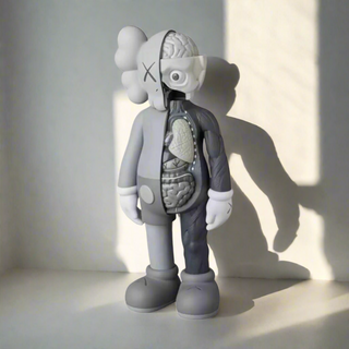 KAWS Compañero Disecado Mezcla Gris de Cuatro Pies